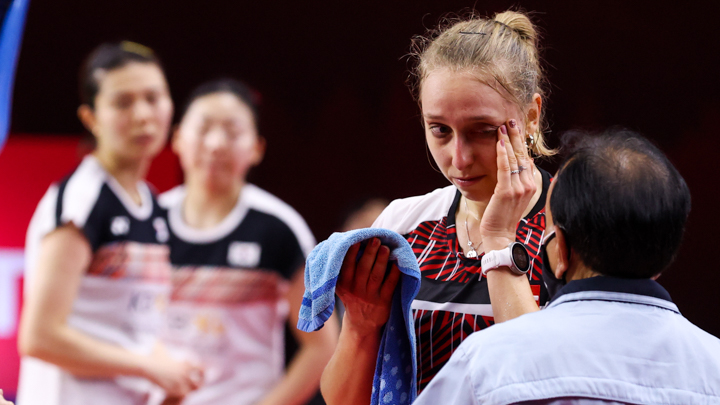 Sara Thygesen memperlihatkan mata lebamnya kepada juri. (foto: Badminton Photo) Sara Thygesen memperlihatkan mata lebamnya kepada juri. (foto: Badminton Photo)