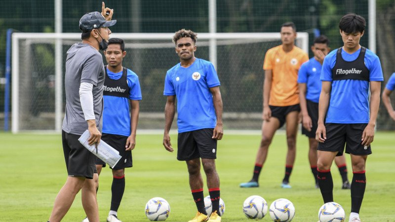 Shin Tae-yong saat memimpin latihan Timnas U-22. foto: (ANTARA FOTO/M Risyal Hidayat) Shin Tae-yong saat memimpin latihan Timnas U-22. foto: (ANTARA FOTO/M Risyal Hidayat)