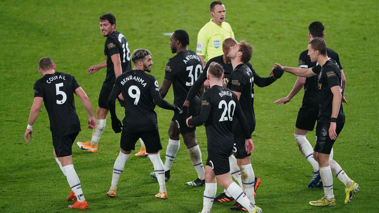 Skuad West Ham United berselebrasi usai mengalahkan Crystal Palace. (foto: twitter.com/WestHam) Skuad West Ham United berselebrasi usai mengalahkan Crystal Palace. (foto: twitter.com/WestHam)
