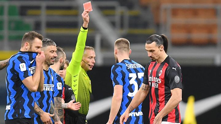 Zlatan Ibrahimovic mendapatkan kartu merah di laga Inter Milan vs AC Milan. (foto: REUTERS/Daniele Mascolo) Zlatan Ibrahimovic mendapatkan kartu merah di laga Inter Milan vs AC Milan. (foto: REUTERS/Daniele Mascolo)