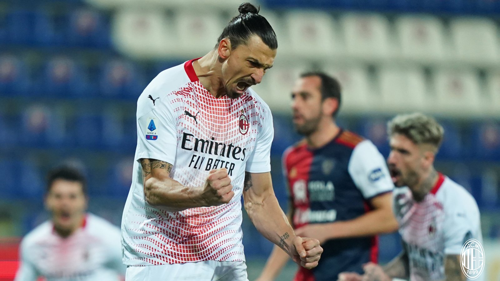 Zlatan Ibrahimovic selebrasi usai mencetak gol di laga Cagliari vs AC Milan. (foto: twitter.com/acmilan) Zlatan Ibrahimovic selebrasi usai mencetak gol di laga Cagliari vs AC Milan. (foto: twitter.com/acmilan)