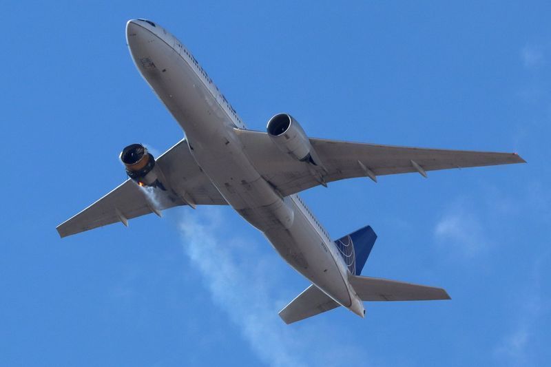 Pesawat United Airlines UA328 kembali ke Bandara Internasional Denver, As setelah mengalami kebakaran mesin di bagian kanan. Foto: Hayden Smith/@speedbird5280 via Reuters. Pesawat United Airlines UA328 kembali ke Bandara Internasional Denver, As setelah mengalami kebakaran mesin di bagian kanan. Foto: Hayden Smith/@speedbird5280 via Reuters.