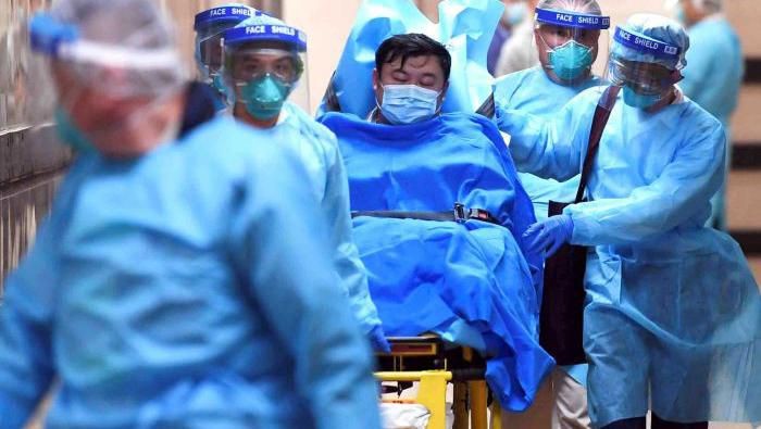 Petugas medis melakukan perawatan terhadap sejumlah pasien terjangkit virus Corona. Foto: Reuters. Petugas medis melakukan perawatan terhadap sejumlah pasien terjangkit virus Corona. Foto: Reuters.