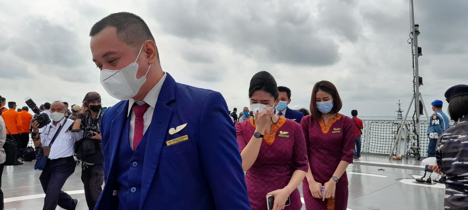 Suasana acara tabur bunga untuk para korban pesawat Sriwijaya Air SJ-182 dari atas KRI Semarang-594 di perairan Kepulauan Seribu, Jakarta, Jumat, 22 Januari 2021. Foto: GenPI.co/Andri Bagus Syaeful. Suasana acara tabur bunga untuk para korban pesawat Sriwijaya Air SJ-182 dari atas KRI Semarang-594 di perairan Kepulauan Seribu, Jakarta, Jumat, 22 Januari 2021. Foto: GenPI.co/Andri Bagus Syaeful.