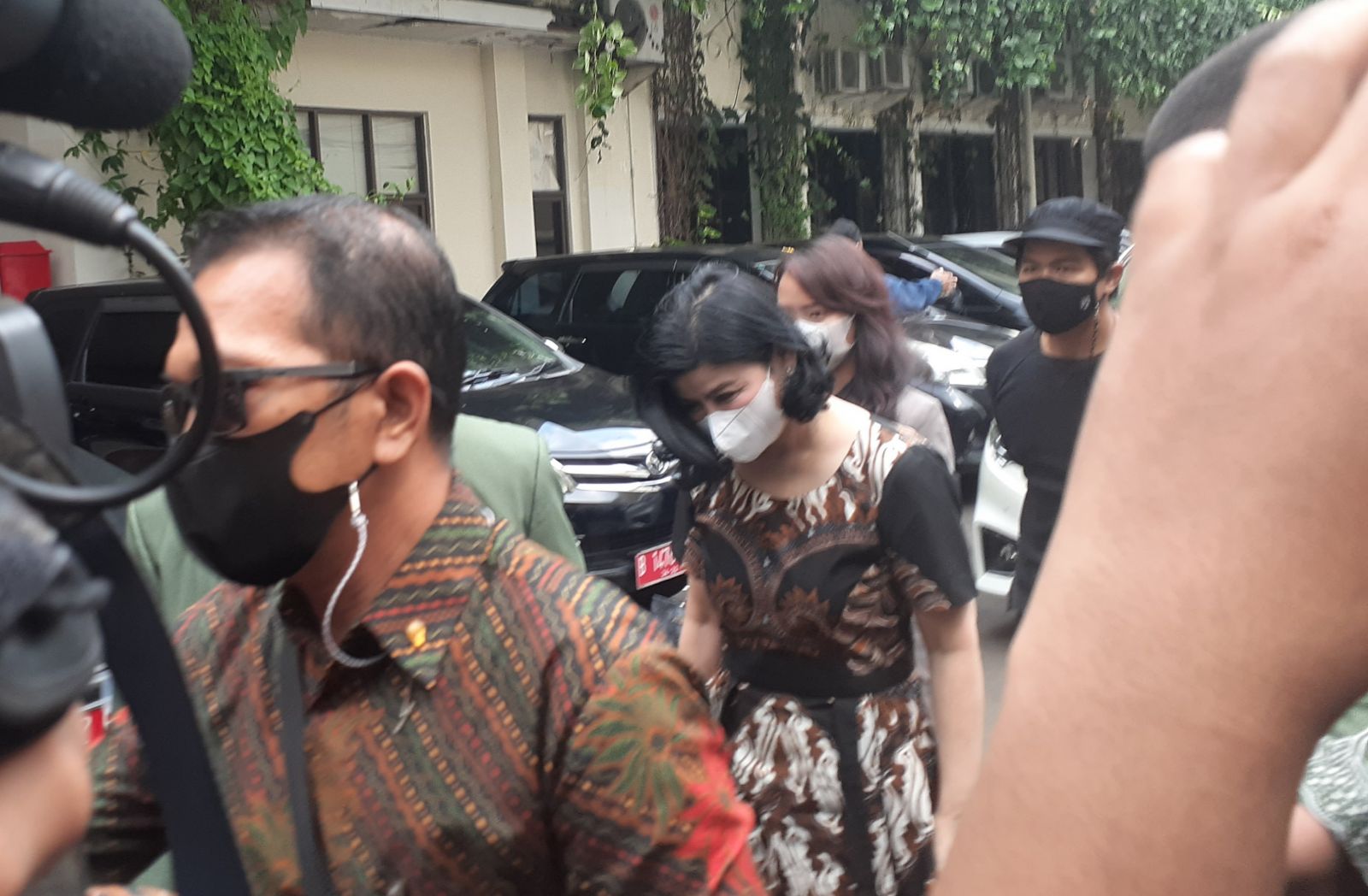 Istri Hotma Sitompoel, Desiree Tarigan mendatangi Komnas Perempuan, Kamis (8/4/2021). Foto: Puji Langgeng/GenPI.co. Istri Hotma Sitompoel, Desiree Tarigan mendatangi Komnas Perempuan, Kamis (8/4/2021). Foto: Puji Langgeng/GenPI.co.
