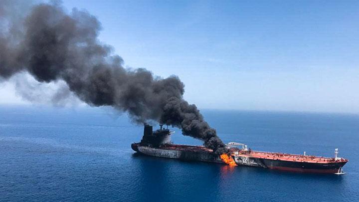 Ilustrasi-Kepulan asap hitam membumbung tinggi dari sebuah kapal tanker terbakar di perairan Teluk Oman, 13 Juni 2019. Dua kapal tanker mendapatkan serangan tak teridentifikasi saat melintas di Teluk Oman. Foto: ISNA/Handout via Reuters. Ilustrasi-Kepulan asap hitam membumbung tinggi dari sebuah kapal tanker terbakar di perairan Teluk Oman, 13 Juni 2019. Dua kapal tanker mendapatkan serangan tak teridentifikasi saat melintas di Teluk Oman. Foto: ISNA/Handout via Reuters.