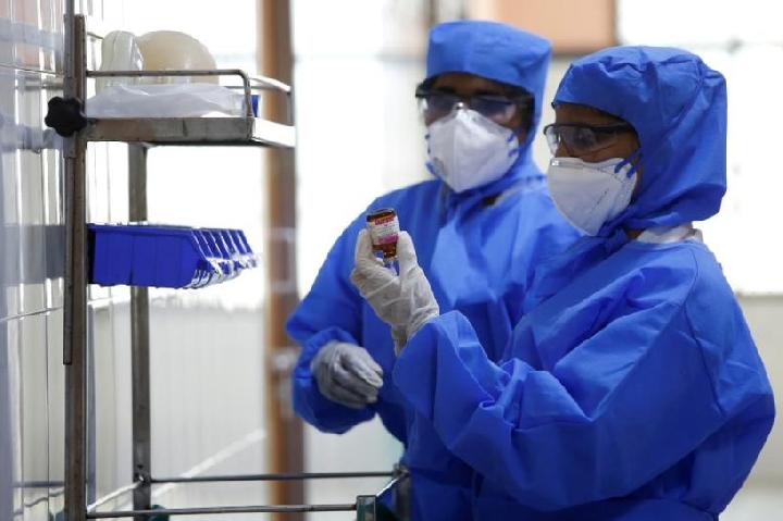 Staf medis India dengan alat pelindung diri saat di bangsal rumah sakit untuk merawat pasien virus corona di rumah sakit pemerintah Rajiv Gandhi di Chennai, India, 29 Januari 2020. Foto: Reuters. Staf medis India dengan alat pelindung diri saat di bangsal rumah sakit untuk merawat pasien virus corona di rumah sakit pemerintah Rajiv Gandhi di Chennai, India, 29 Januari 2020. Foto: Reuters.