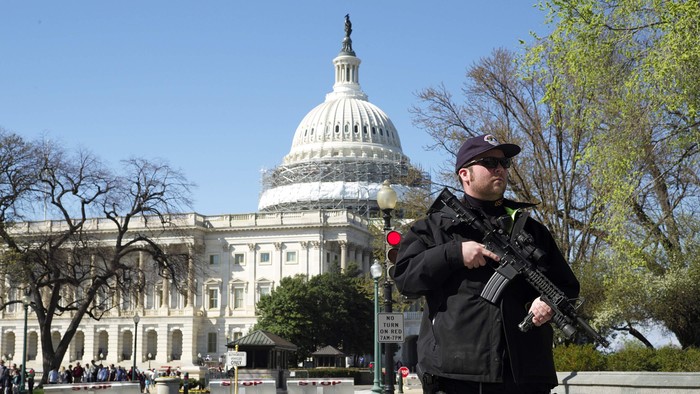 Polisi berjaga di area Gedung Capitol pasca kerusuhan. Foto: Reuters. Polisi berjaga di area Gedung Capitol pasca kerusuhan. Foto: Reuters.