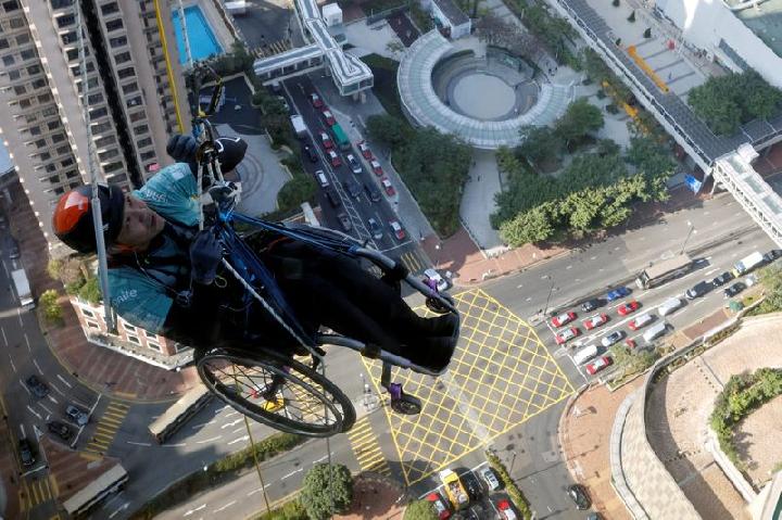 Lai Chi-wai, seorang pendaki yang lumpuh, mencoba memanjat Nina Tower setinggi 320 meter hanya dengan menggunakan kekuatan tubuh bagian atasnya, di Hong Kong, Cina 16 Januari 2021. Dalam upaya ini, Lai menyelesaikan 250 meter saat dia menghadapi angin ken Lai Chi-wai, seorang pendaki yang lumpuh, mencoba memanjat Nina Tower setinggi 320 meter hanya dengan menggunakan kekuatan tubuh bagian atasnya, di Hong Kong, Cina 16 Januari 2021. Dalam upaya ini, Lai menyelesaikan 250 meter saat dia menghadapi angin ken