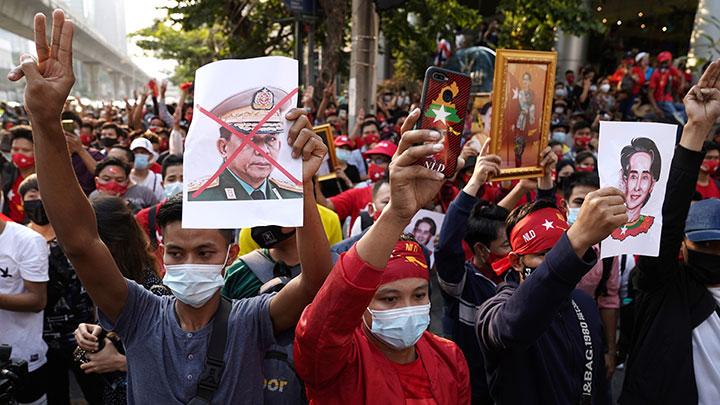 Warga Myanmar menggelar aksi unjuk rasa pasca kudeta militer Myanmar. Foto: Reuters/Athit Perawongmetha. Warga Myanmar menggelar aksi unjuk rasa pasca kudeta militer Myanmar. Foto: Reuters/Athit Perawongmetha.