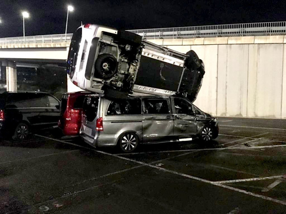 Karyawan Mercedes Benz di Spanyol melakukan aksi perusakan di pabrik tempatnya dulu bekerja. Foto: Twitter/@DaniAlvarezEiTB. Karyawan Mercedes Benz di Spanyol melakukan aksi perusakan di pabrik tempatnya dulu bekerja. Foto: Twitter/@DaniAlvarezEiTB.