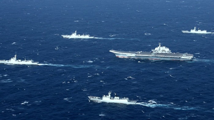 Ilustrasi-China mengerahkan kapal induk Liaoning dalam latihan militer di Laut China Selatan. Foto: Reuters. Ilustrasi-China mengerahkan kapal induk Liaoning dalam latihan militer di Laut China Selatan. Foto: Reuters.