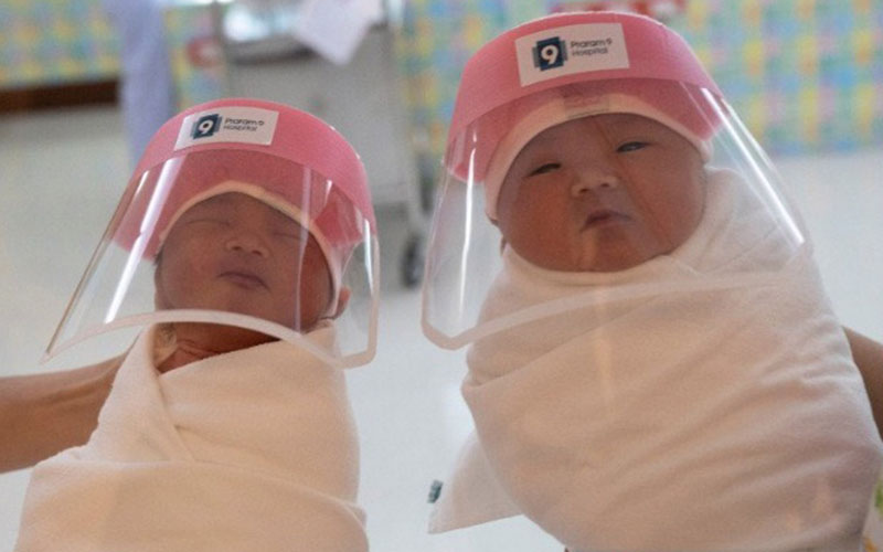 Ilustrasi-Dua bayi yang baru lahir menggunakan pelindung wajah di tengah pandemi virus corona. Foto: Antara/Reuters. Ilustrasi-Dua bayi yang baru lahir menggunakan pelindung wajah di tengah pandemi virus corona. Foto: Antara/Reuters.