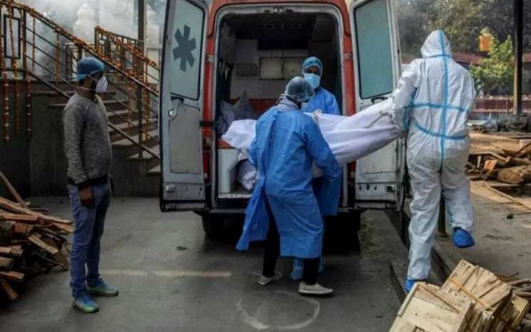 Tenaga kesehatan dan kerabat membawa jenazah seorang pria, yang meninggal dunia akibat penyakit Covid-19 dari ambulans ke krematorium di New Delhi, India, Jumat (13/11/2020). Foto: Antara/Reuters. Tenaga kesehatan dan kerabat membawa jenazah seorang pria, yang meninggal dunia akibat penyakit Covid-19 dari ambulans ke krematorium di New Delhi, India, Jumat (13/11/2020). Foto: Antara/Reuters.