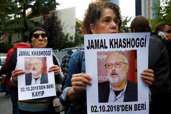 Sejumlah aktivis HAM memegang foto jurnalis Arab Saudi Jamal Khashoggi. Foto: Reuters/Osman Orsal. Sejumlah aktivis HAM memegang foto jurnalis Arab Saudi Jamal Khashoggi. Foto: Reuters/Osman Orsal.