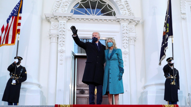 Presiden AS Joe Biden dan ibu negara Jill Biden berdiri di Portico Utara Gedung Putih, Washington, Amerika Serikat. Foto: Tom Brenner/REUTERS. Presiden AS Joe Biden dan ibu negara Jill Biden berdiri di Portico Utara Gedung Putih, Washington, Amerika Serikat. Foto: Tom Brenner/REUTERS.