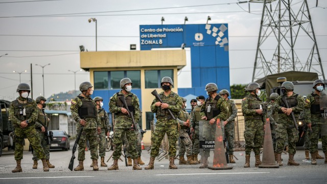 Petugas polisi sedang berjaga-jaga di salah satu penjara Ekuador. Foto: Reuters/Vicente Gaibor del Pino. Petugas polisi sedang berjaga-jaga di salah satu penjara Ekuador. Foto: Reuters/Vicente Gaibor del Pino.