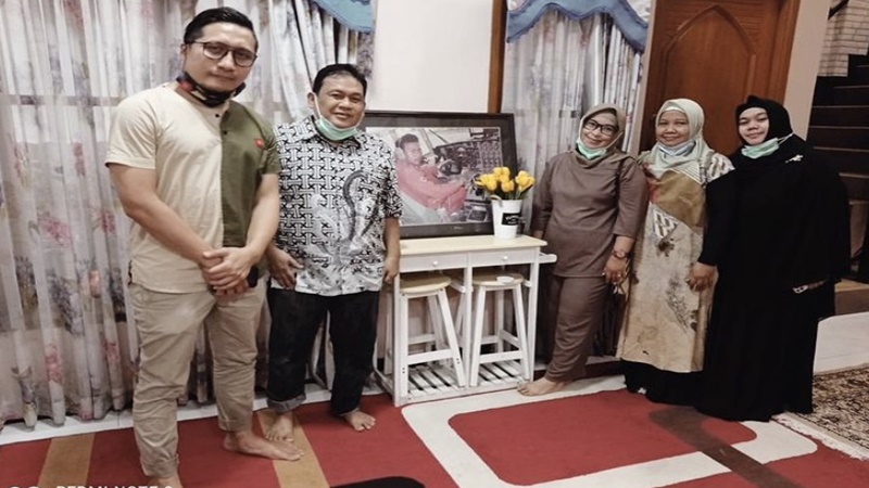 Arie Untung datang ke kediaman pilot Sriwijaya Air SJ-182 (foto: SC IG @ariekuntung) Arie Untung datang ke kediaman pilot Sriwijaya Air SJ-182 (foto: SC IG @ariekuntung)