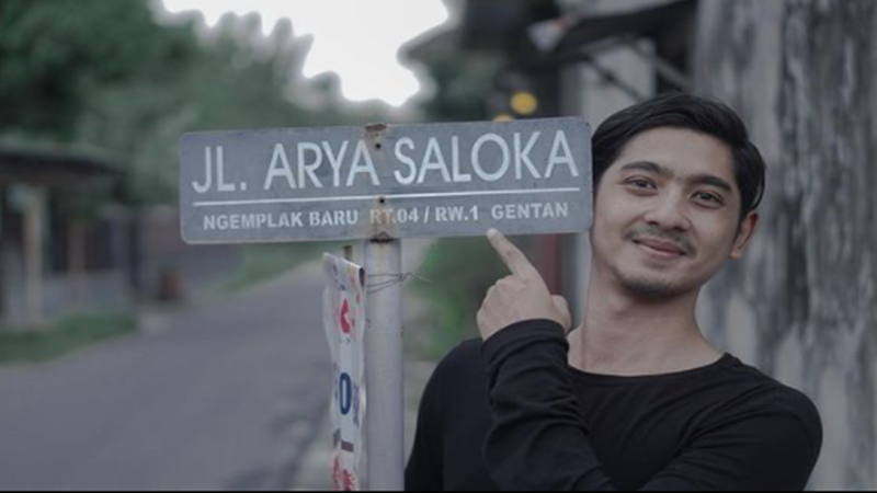 Arya Saloka, aktor yang tengah naik daun dan hot papa banget (foto: SC IG @arya.saloka) Arya Saloka, aktor yang tengah naik daun dan hot papa banget (foto: SC IG @arya.saloka)