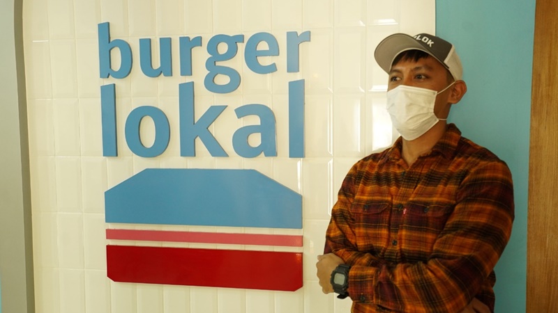 Aldo Renatan pemilik merek Burger Lokal (foto: GenPI.co) Aldo Renatan pemilik merek Burger Lokal (foto: GenPI.co)