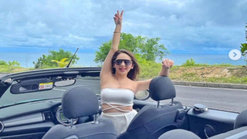 Hana Hanifah dengan mobil mewahnya (foto: SC IG @hanaaaast) Hana Hanifah dengan mobil mewahnya (foto: SC IG @hanaaaast)