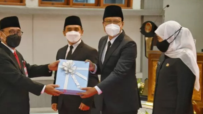 Gus Ipul (dua kanan) saat serah terima jabatan, disaksikan Gubernur Jatim Khofifah Indar Parawansa (foto: Antara) Gus Ipul (dua kanan) saat serah terima jabatan, disaksikan Gubernur Jatim Khofifah Indar Parawansa (foto: Antara)