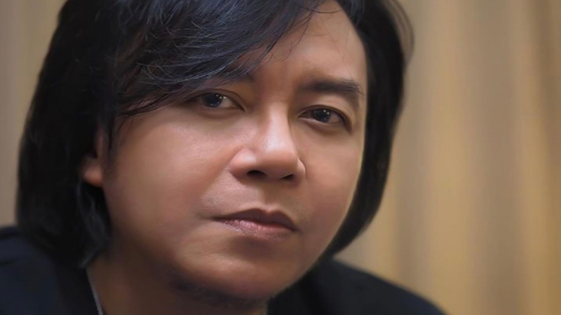 Ari Lasso baru saja ultah ke-49. Yuk, lihat transformasi wajahnya lewat potret (foto: IG @ari_lasso) Ari Lasso baru saja ultah ke-49. Yuk, lihat transformasi wajahnya lewat potret (foto: IG @ari_lasso)