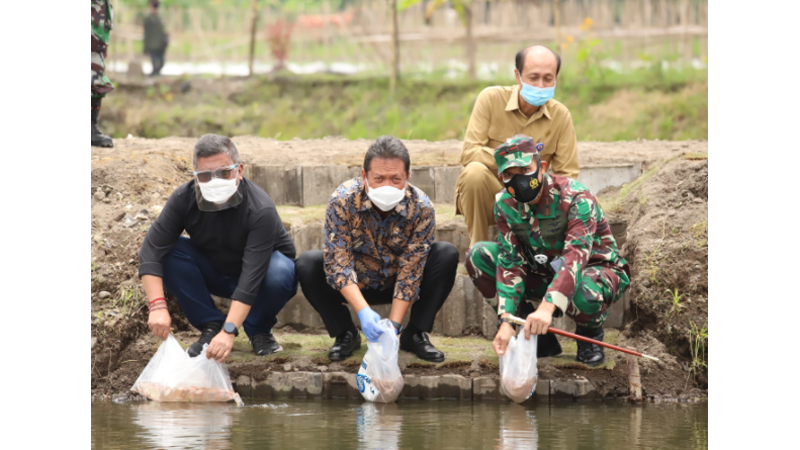 Menteri Kelautan dan Perikanan Sakti Wahyu Trenggono melepas bantuan bibit ikan secara simbolis, yang totalnya mencapai 7.500 ekor (foto: Dok KKP) Menteri Kelautan dan Perikanan Sakti Wahyu Trenggono melepas bantuan bibit ikan secara simbolis, yang totalnya mencapai 7.500 ekor (foto: Dok KKP)