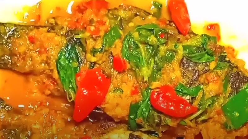 Ikan mas pesmol kemangi yang gurih, pedas, dan harum (foto: YouTube Dapur LUNA) Ikan mas pesmol kemangi yang gurih, pedas, dan harum (foto: YouTube Dapur LUNA)