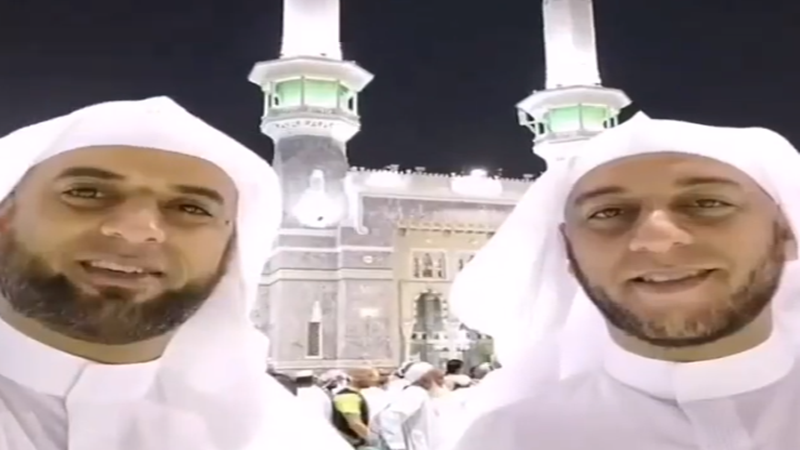 Almarhum Syekh Ali Jaber dan adik yang disebut kembarannya, Syekh Muhammad Jaber (foto: SC IG @syekh.alijaber ) Almarhum Syekh Ali Jaber dan adik yang disebut kembarannya, Syekh Muhammad Jaber (foto: SC IG @syekh.alijaber )