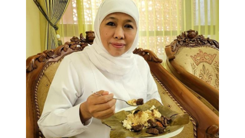 khofifah indar parawansa tengah menikmati nasi gegok (foto: SC IG @khofifah.ip) khofifah indar parawansa tengah menikmati nasi gegok (foto: SC IG @khofifah.ip)
