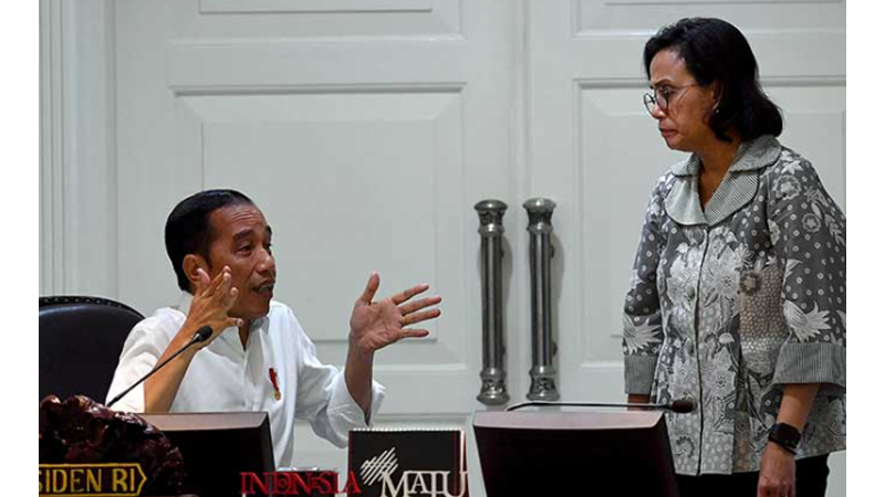 Presiden Jokowi (kiri) berbincang dengan Menteri Keuangan Sri Mulyani sebelum memimpin rapat terbatas di Kantor Presiden, Jakarta, 11 Maret 2020 (foto: Antara) Presiden Jokowi (kiri) berbincang dengan Menteri Keuangan Sri Mulyani sebelum memimpin rapat terbatas di Kantor Presiden, Jakarta, 11 Maret 2020 (foto: Antara)