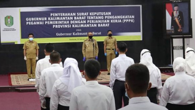Gubernur Kalimantan Barat, Sutarmidji, menyerahkan Surat Keputusan Gubernur tentang Pengangkatan sebagai PPPK di lingkungan pemerintah pada 47 orang (foto: SC IG @adpim_provkalbar) Gubernur Kalimantan Barat, Sutarmidji, menyerahkan Surat Keputusan Gubernur tentang Pengangkatan sebagai PPPK di lingkungan pemerintah pada 47 orang (foto: SC IG @adpim_provkalbar)