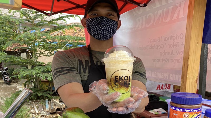 Eko Setiawan, owner Ekocop yang menjual minuman kekinian alpukat kocok (foto: SC IG @ekocokat) Eko Setiawan, owner Ekocop yang menjual minuman kekinian alpukat kocok (foto: SC IG @ekocokat)