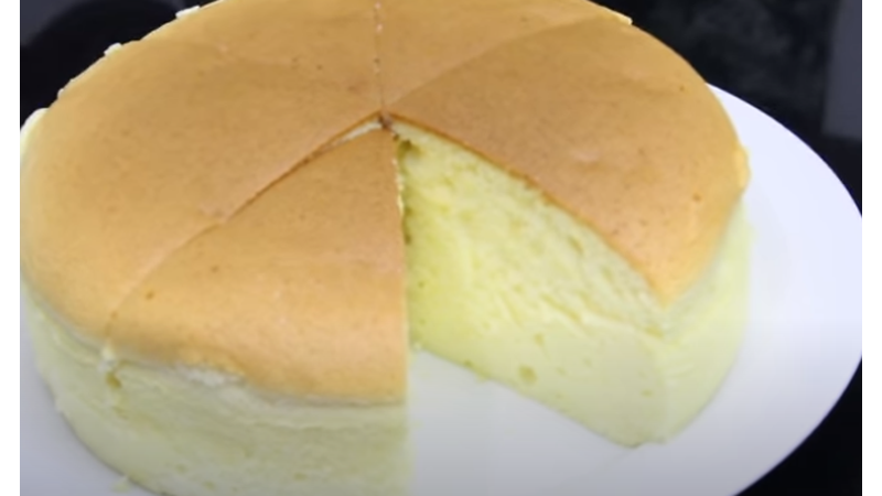 Cheesecake ala olahan Jepang (foto: SC YouTube Dapur Dina) Cheesecake ala olahan Jepang (foto: SC YouTube Dapur Dina)