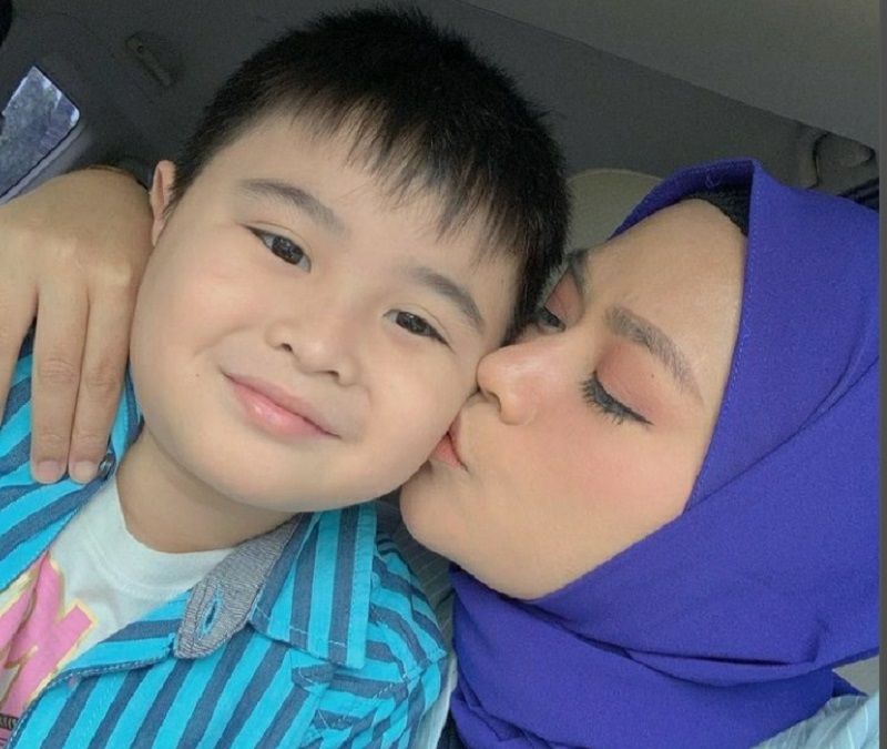 Yunita Lestari dan Icha, Putra semata wayang buah pernikahan dengan Komedian Daus Mini (Foto: instagram/lee_yunita) Yunita Lestari dan Icha, Putra semata wayang buah pernikahan dengan Komedian Daus Mini (Foto: instagram/lee_yunita)