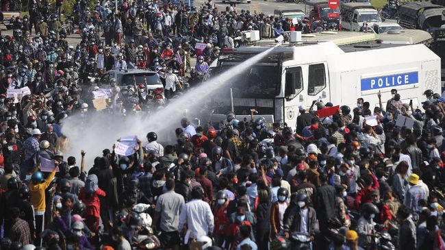 Polisi Myanmar bubarkan unjuk rasa massa anti-kudeta di Yangon. (AP/Linn Htet) Polisi Myanmar bubarkan unjuk rasa massa anti-kudeta di Yangon. (AP/Linn Htet)