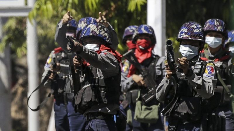 Polisi antihuru-hara Myanmar menembakkan gas air mata untuk membubarkan massa dalam unjuk rasa di Yangon. FOTO; BBC/LYNN BO BO/EPA Polisi antihuru-hara Myanmar menembakkan gas air mata untuk membubarkan massa dalam unjuk rasa di Yangon. FOTO; BBC/LYNN BO BO/EPA