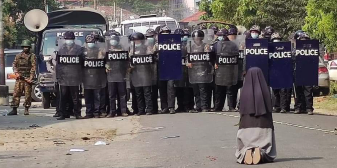 Biarawati Myanmar bersimpuh di hadapan polisi. Foto: Twitter @CardinalMaungBo Biarawati Myanmar bersimpuh di hadapan polisi. Foto: Twitter @CardinalMaungBo