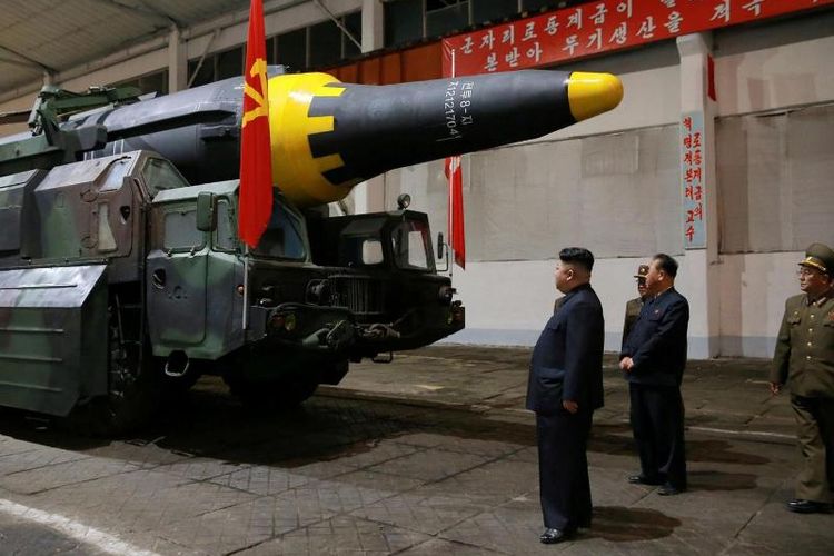 Pemimpin Korea Utara Kim Jong Un tengah memeriksa sebuah rudal balistik antarbenua (ICBM) Hwasong-12.(KCNA/Reuters/Independent) Pemimpin Korea Utara Kim Jong Un tengah memeriksa sebuah rudal balistik antarbenua (ICBM) Hwasong-12.(KCNA/Reuters/Independent)