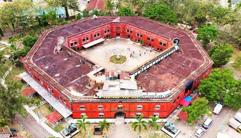 Benteng Van Der Wijck (sumber : explorewisata.com) Benteng Van Der Wijck (sumber : explorewisata.com)