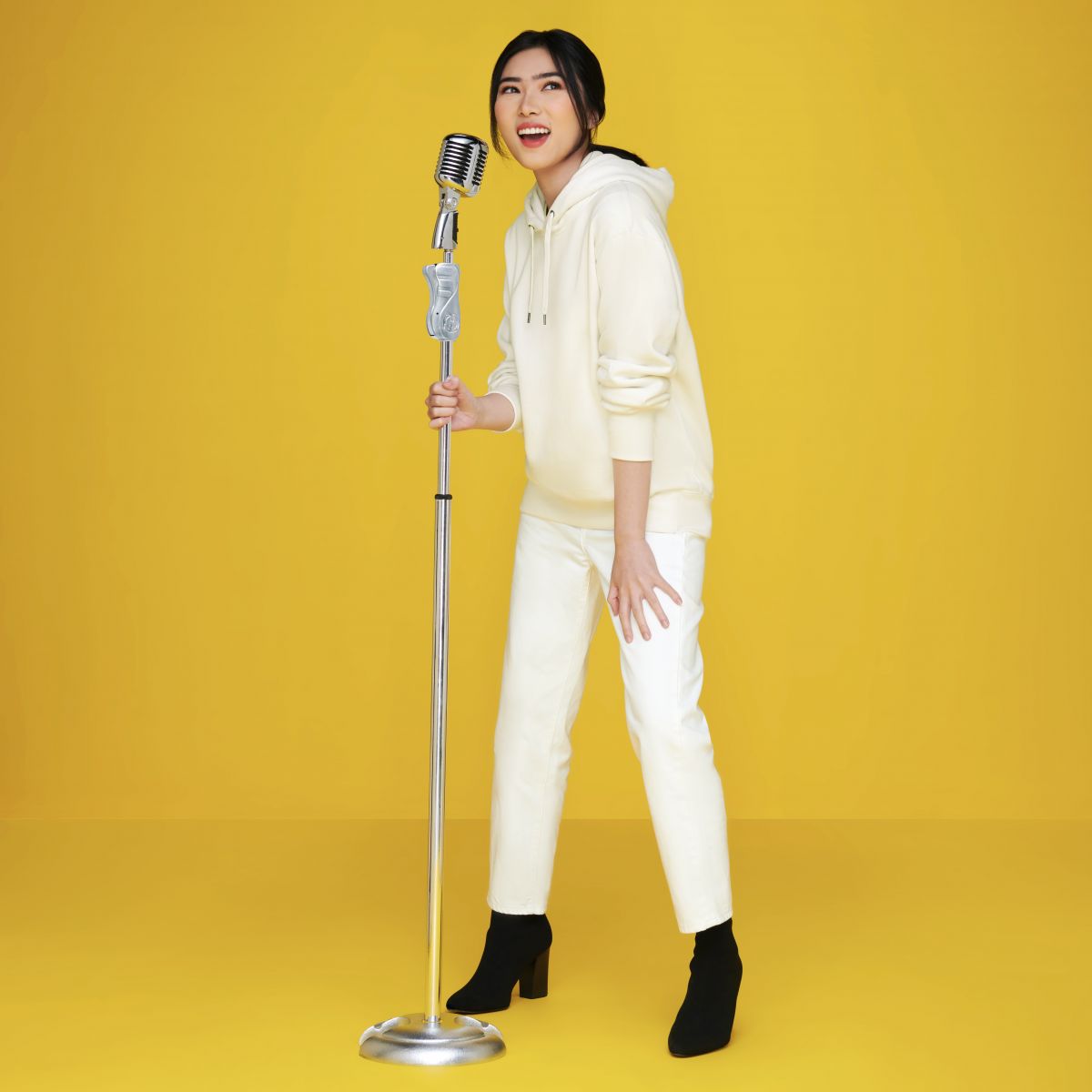 Penyanyi Isyana Saraswati dalam kampanye #LiveInColors. Foto: UNIQLO Indonesia Penyanyi Isyana Saraswati dalam kampanye #LiveInColors. Foto: UNIQLO Indonesia