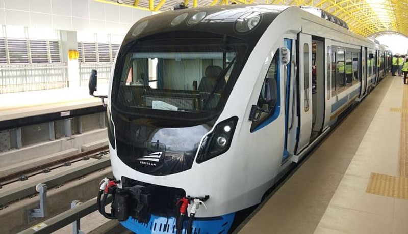 Light Rail Transit (LRT) Jakarta siap memberlakukan tarif normal (sumber : Okezone ) Light Rail Transit (LRT) Jakarta siap memberlakukan tarif normal (sumber : Okezone )