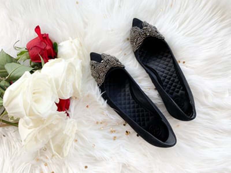 Ilustrasi flat shoes yang cocok untuk dipakai ke acara pernikahan. Foto: Unsplash Ilustrasi flat shoes yang cocok untuk dipakai ke acara pernikahan. Foto: Unsplash