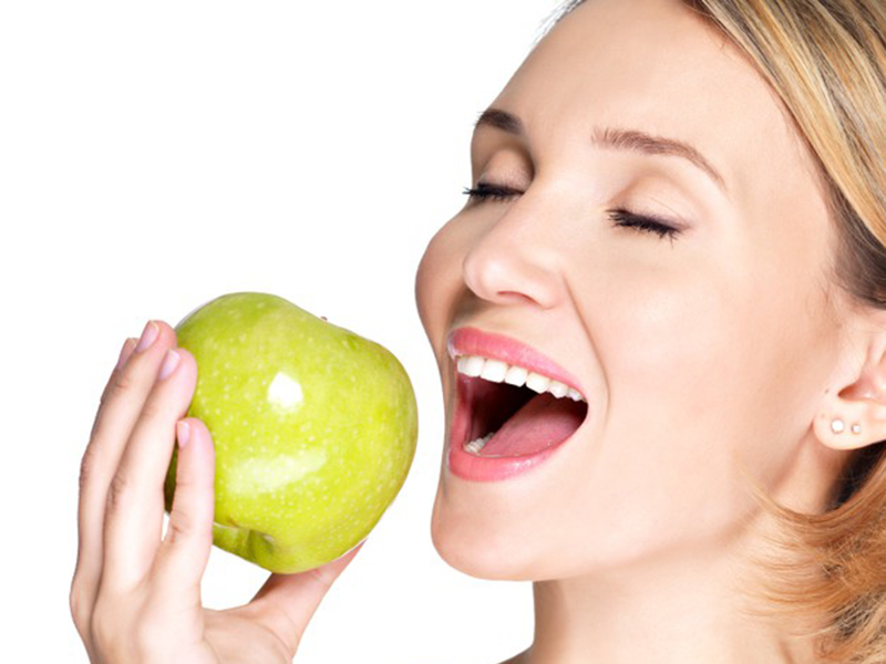 Ilustrasi makan buah apel. Foto: Freepik/valuavitaly Ilustrasi makan buah apel. Foto: Freepik/valuavitaly