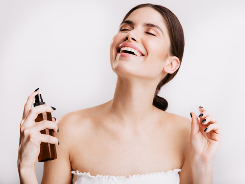 Ilustrasi menggunakan face mist. Foto: Freepik/lookstudio Ilustrasi menggunakan face mist. Foto: Freepik/lookstudio