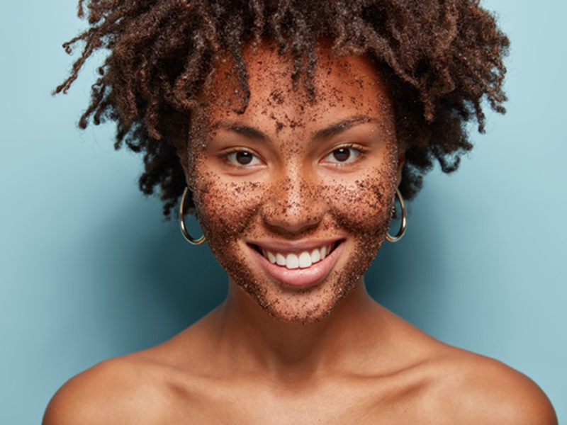 Ilustrasi menggunakan masker kopi. Foto: Freepik/wayhomestudio Ilustrasi menggunakan masker kopi. Foto: Freepik/wayhomestudio