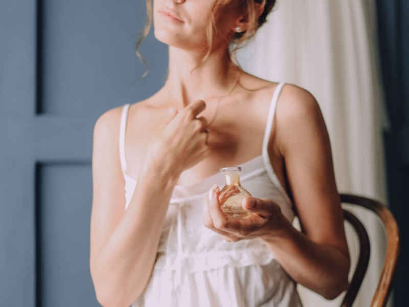 Ilustrasi perempuan menggunakan parfum. Foto: Freepik/freepic.diller Ilustrasi perempuan menggunakan parfum. Foto: Freepik/freepic.diller