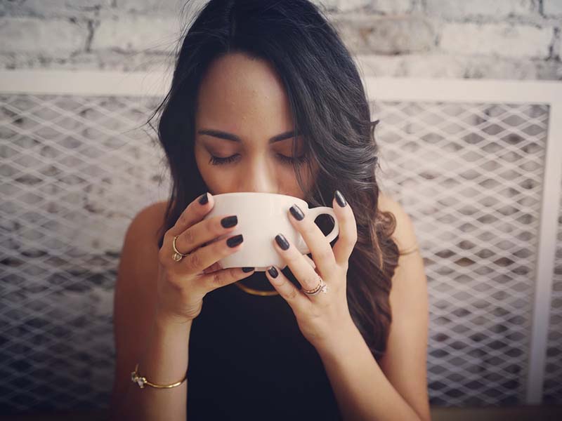 Ilustrasi perempuan sedang minum teh. Foto: Unsplash Ilustrasi perempuan sedang minum teh. Foto: Unsplash