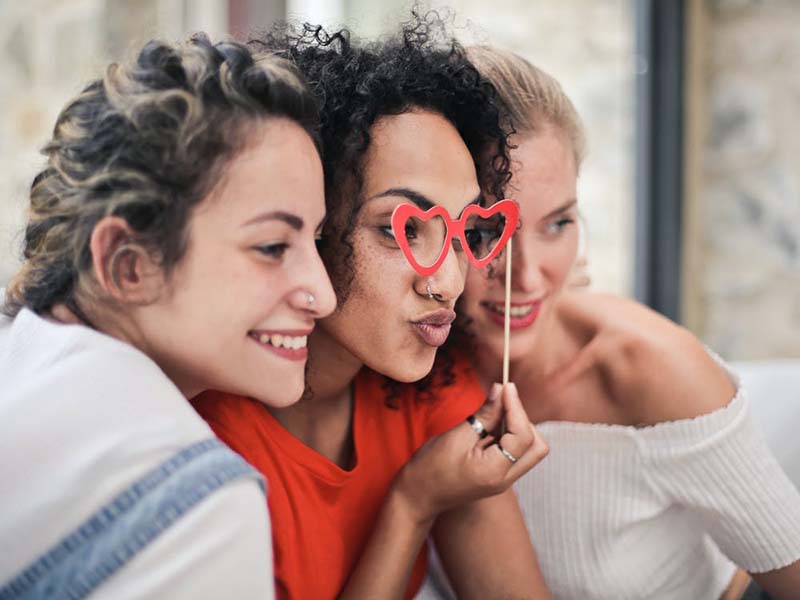 Ilustrasi persahabatan perempuan. Foto: Pexels Ilustrasi persahabatan perempuan. Foto: Pexels